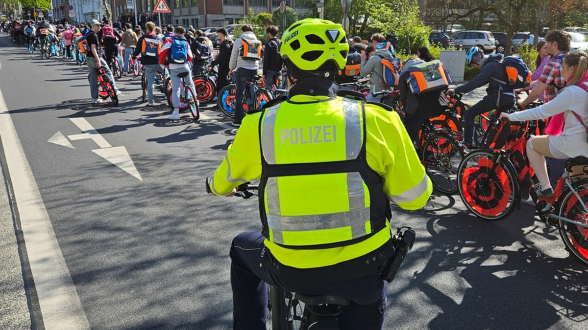 POL-DN: Bunter Abi-Korso zieht durch Düren - Polizei lobt disziplinierten Ablauf - Foto: presseportal.de
