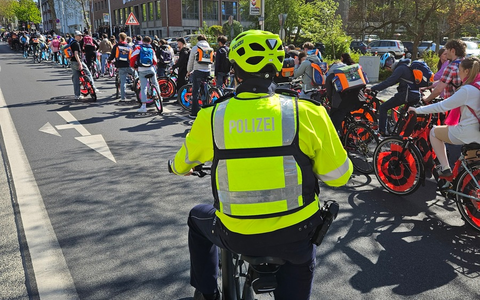 POL-DN: Bunter Abi-Korso zieht durch Düren - Polizei lobt disziplinierten Ablauf - Foto: presseportal.de