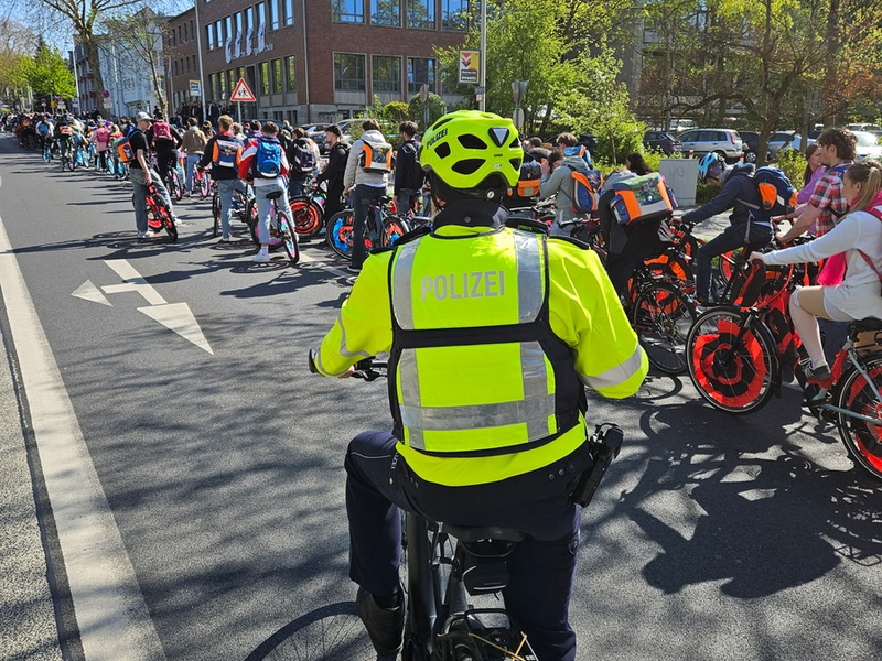 POL-DN: Bunter Abi-Korso zieht durch Düren - Polizei lobt disziplinierten Ablauf - Foto: presseportal.de