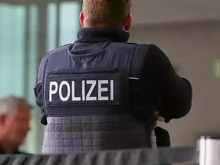 Polizist am 09.04.2025 - Foto: über dts Nachrichtenagentur