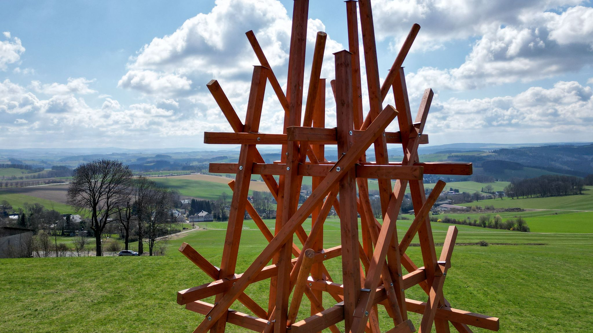 Festakt zur Eröffnung des «Purple Path»: Kurator Alexander Ochs im Gespräch mit dem Künstler Olaf Holzapfel. - Foto: Hendrik Schmidt/dpa