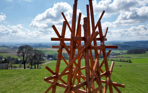 Festakt zur Eröffnung des «Purple Path»: Kurator Alexander Ochs im Gespräch mit dem Künstler Olaf Holzapfel. - Foto: Hendrik Schmidt/dpa