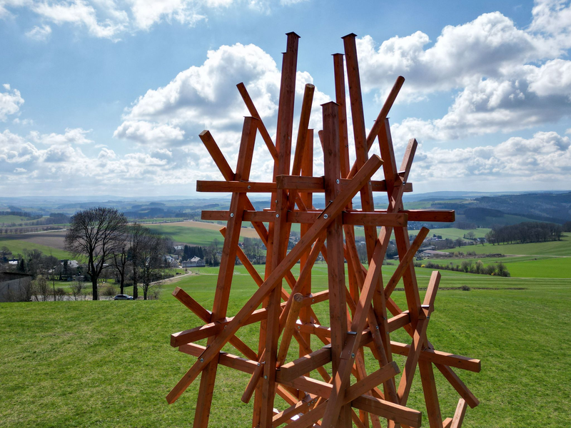 Festakt zur Eröffnung des «Purple Path»: Kurator Alexander Ochs im Gespräch mit dem Künstler Olaf Holzapfel. - Foto: Hendrik Schmidt/dpa