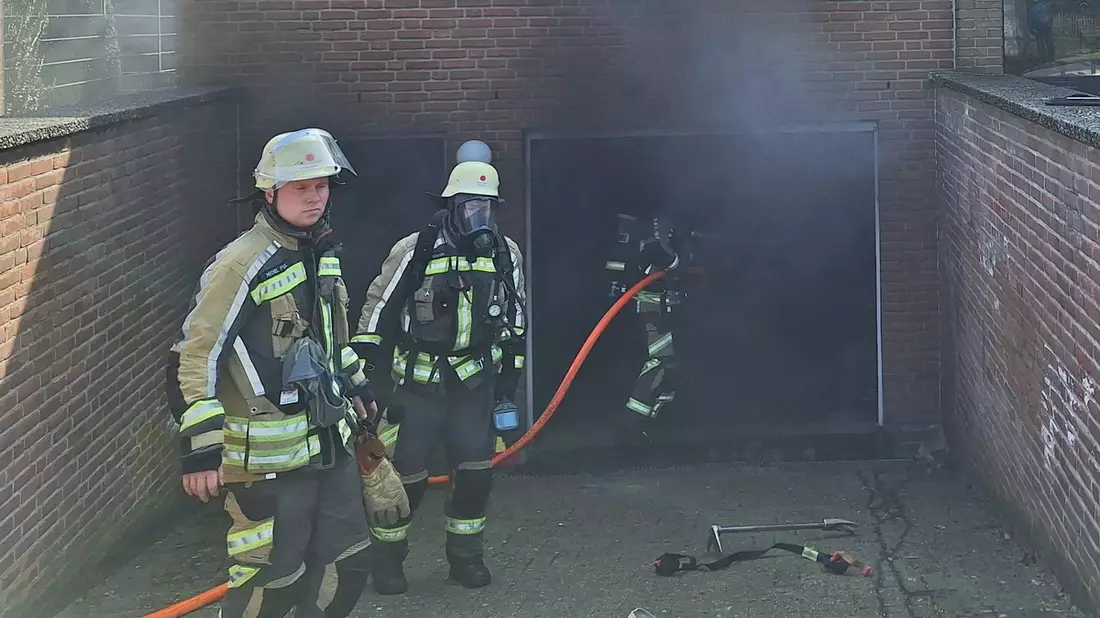 FW Bocholt: Garagenbrand mit Ausbreitung auf Wohnhaus - Bild: presseportal.de