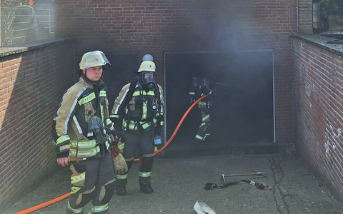 FW Bocholt: Garagenbrand mit Ausbreitung auf Wohnhaus - Foto: presseportal.de