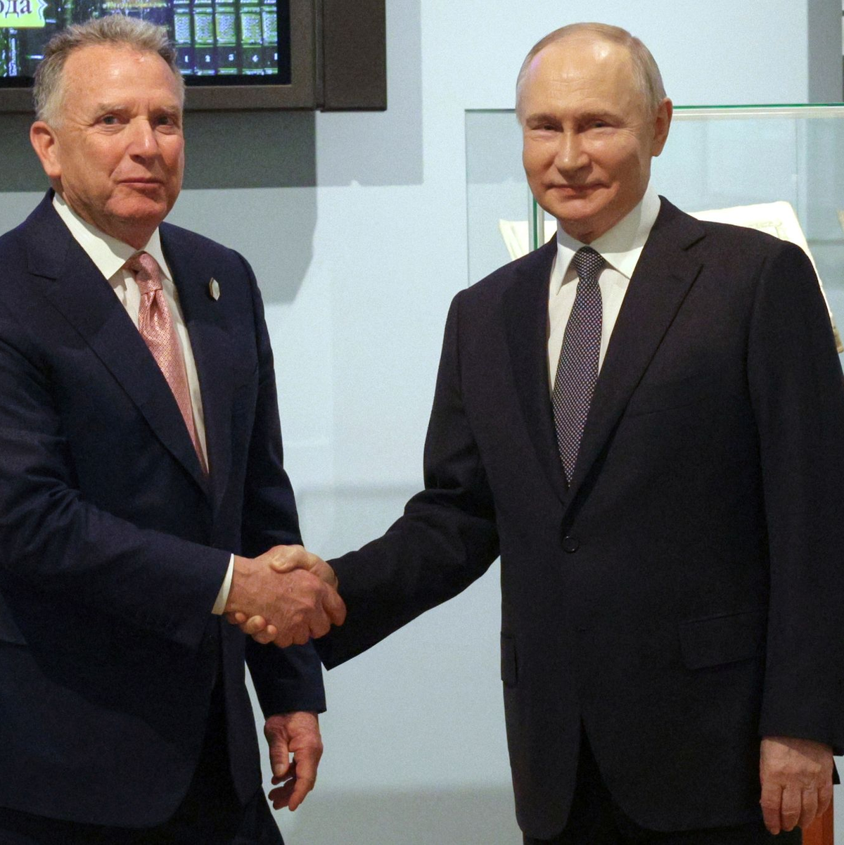 Der US-Sondergesandte Steve Witkoff ist schon mehrfach zu persönlichen Gesprächen mit Kremlchef Wladimir Putin nach Russland gereist. (Archibild) - Foto: Gavriil Grigorov/Pool Sputnik Kremlin/AP/dpa