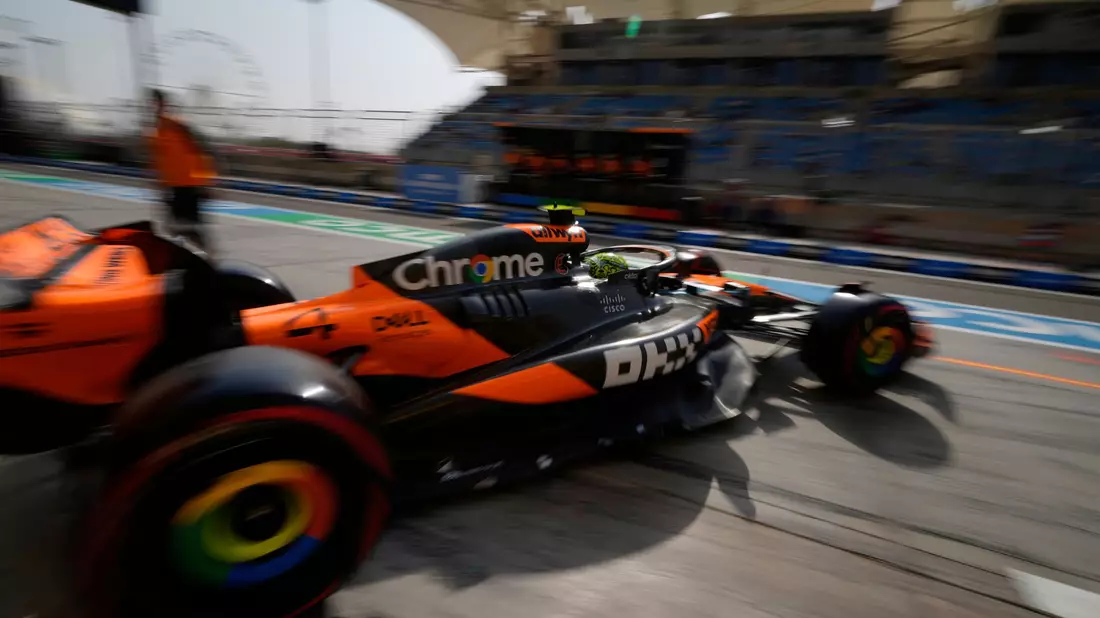 Lando Norris führt vor dem Rennen in Bahrain die WM an. - Bild: Altaf Qadri/AP/dpa