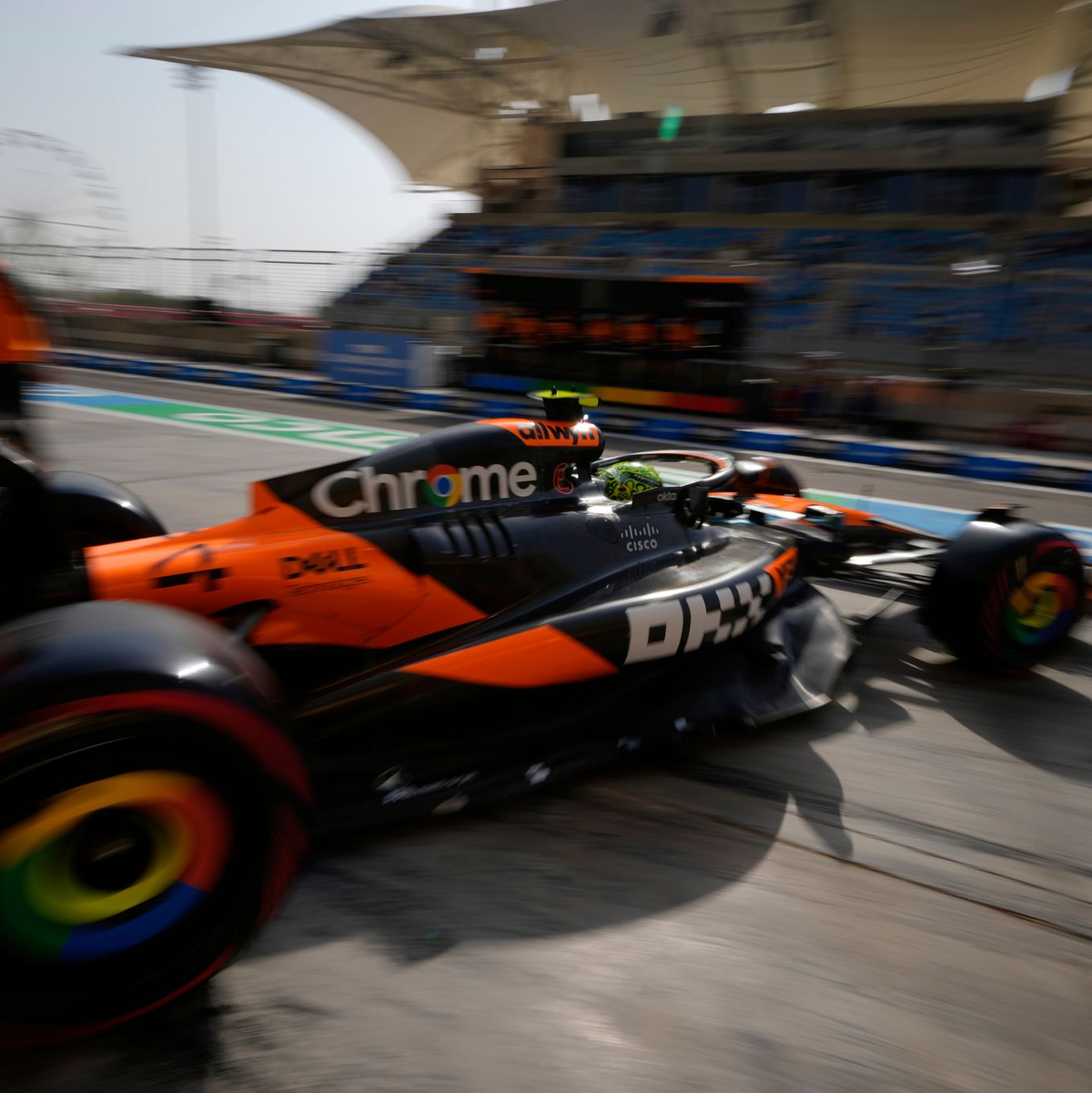 Lando Norris führt vor dem Rennen in Bahrain die WM an. - Foto: Altaf Qadri/AP/dpa
