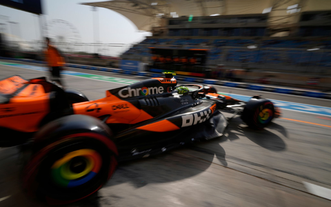 Lando Norris führt vor dem Rennen in Bahrain die WM an. - Foto: Altaf Qadri/AP/dpa