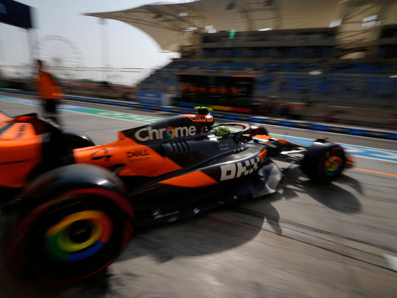 Lando Norris führt vor dem Rennen in Bahrain die WM an. - Foto: Altaf Qadri/AP/dpa