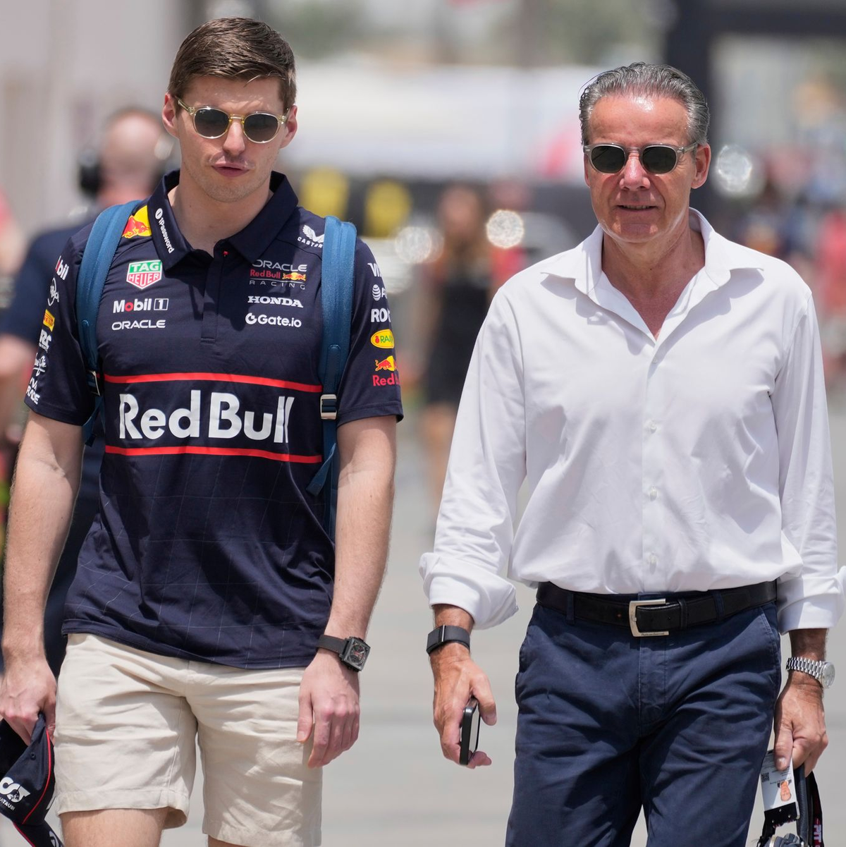 Pause im ersten Training: Weltmeister Max Verstappen (l.) setzte in Bahrain zunächst aus. - Foto: Darko Bandic/AP/dpa