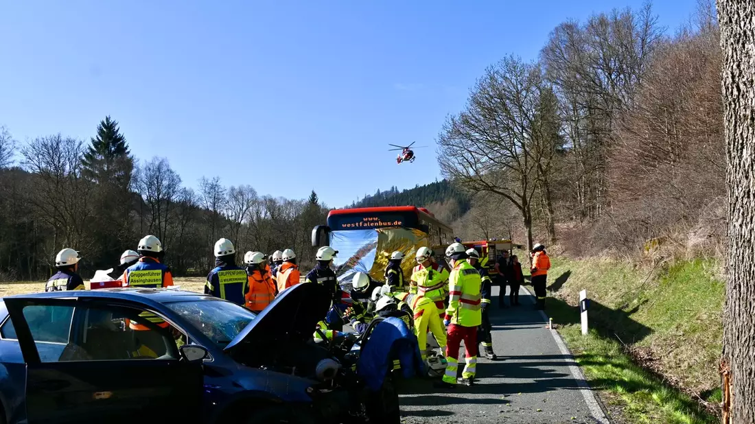 FF Olsberg: Schwerer Verkehrsunfall in Olsberg auf der L742 - Bild: presseportal.de
