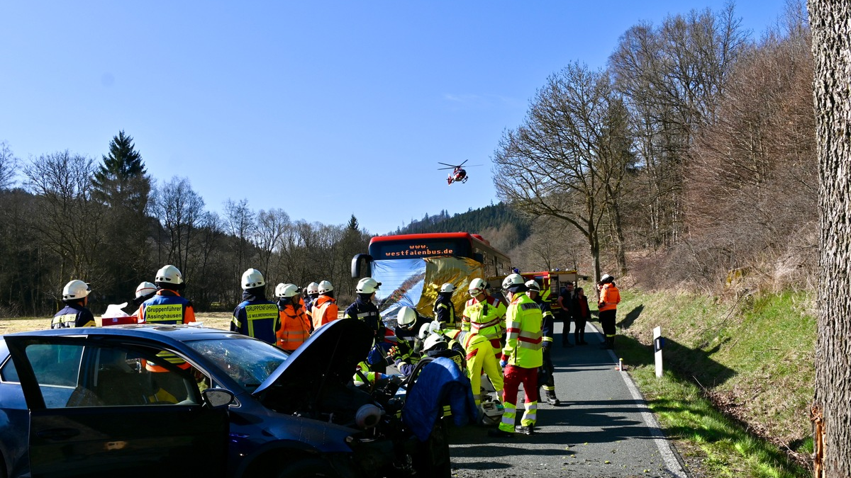 FF Olsberg: Schwerer Verkehrsunfall in Olsberg auf der L742 - Foto: presseportal.de