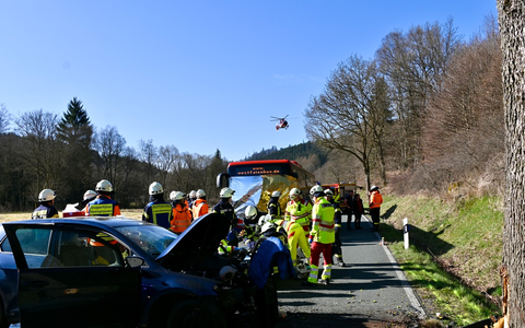 FF Olsberg: Schwerer Verkehrsunfall in Olsberg auf der L742 - Foto: presseportal.de
