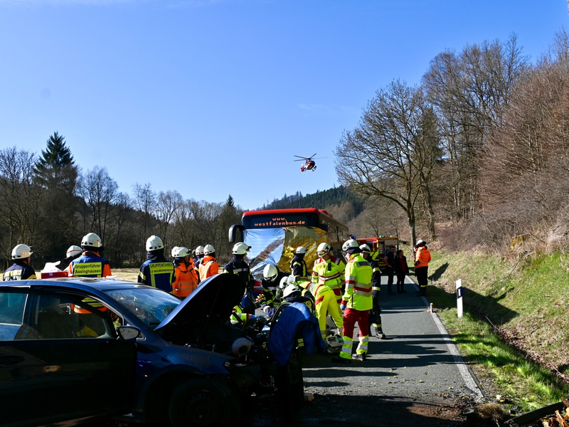 FF Olsberg: Schwerer Verkehrsunfall in Olsberg auf der L742 - Foto: presseportal.de