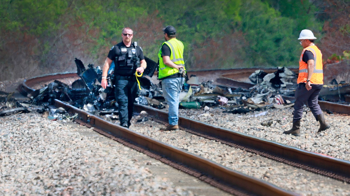 Nur noch Trümmer blieben nach dem Absturz. - Foto: Mike Stocker/South Florida Sun-Sentinel/AP/dpa