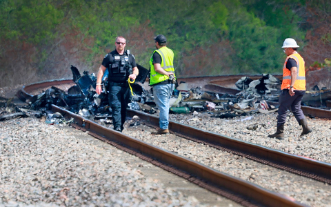Nur noch Trümmer blieben nach dem Absturz. - Foto: Mike Stocker/South Florida Sun-Sentinel/AP/dpa