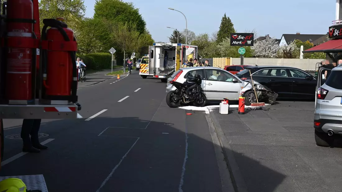 FW Pulheim: Krad kollidiert mit PKW - Bild: presseportal.de