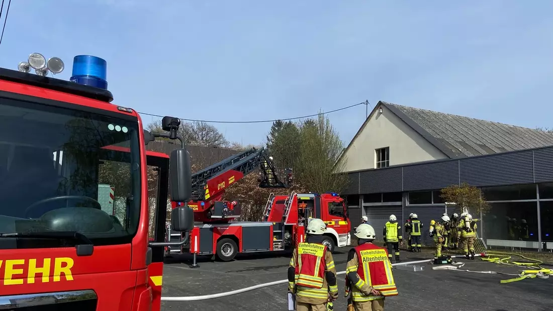 FW VG Asbach: Brand in einer Gewerbehalle in Asbach kann schnell gelöscht werden - Bild: presseportal.de
