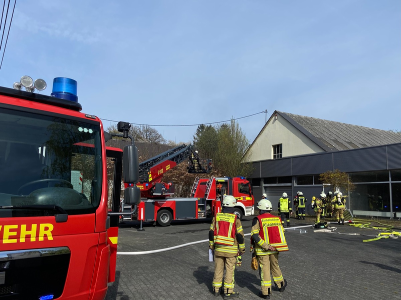 FW VG Asbach: Brand in einer Gewerbehalle in Asbach kann schnell gelöscht werden - Foto: presseportal.de