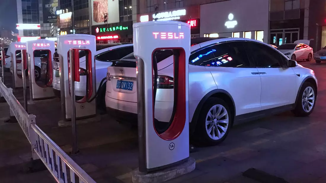 Tesla heizt aus Expertensicht den Innovationsdruck in Chinas E-Automarkt mit an. (Archivbild)  - Bild: Yan Bo/SIPA Asia via ZUMA Wire/dpa