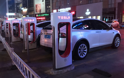 Tesla heizt aus Expertensicht den Innovationsdruck in Chinas E-Automarkt mit an. (Archivbild)  - Foto: Yan Bo/SIPA Asia via ZUMA Wire/dpa
