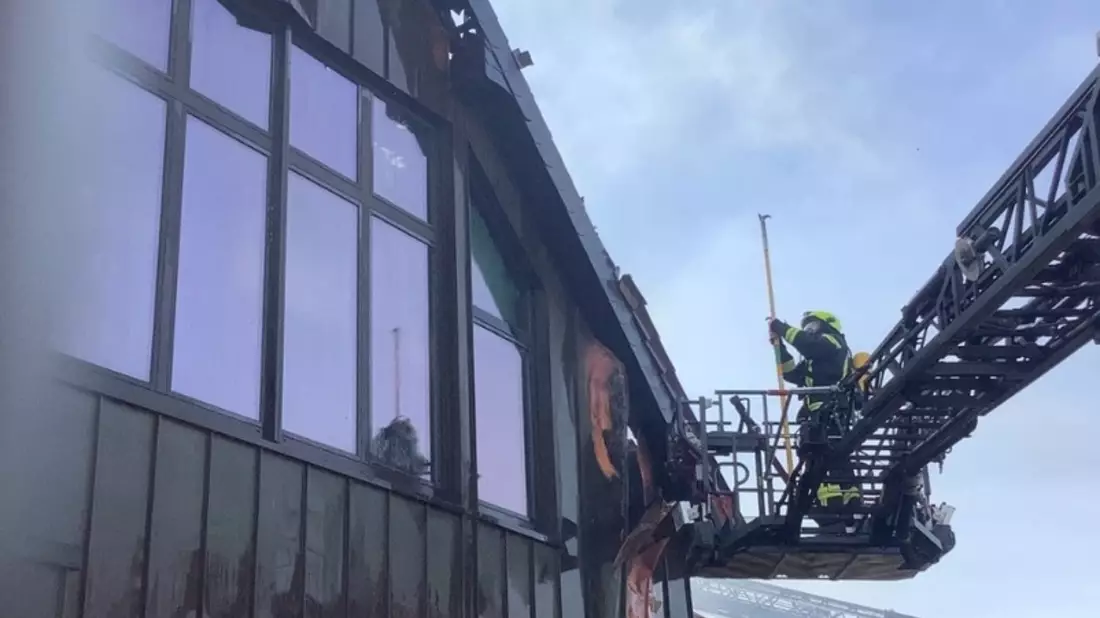 FW-OB: Dachstuhlbrand in voller Ausdehnung - Einsatzkräfte weiterhin mit Nachlöscharbeiten beschäftigt - Bild: presseportal.de