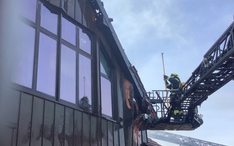 FW-OB: Dachstuhlbrand in voller Ausdehnung - Einsatzkräfte weiterhin mit Nachlöscharbeiten beschäftigt - Foto: presseportal.de