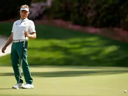 Golf-Routinier Bernhard Langer unterlief in Augusta ein folgenschwerer Patzer. - Foto: Julia Demaree Nikhinson/AP/dpa
