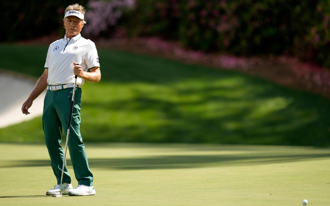 Golf-Routinier Bernhard Langer unterlief in Augusta ein folgenschwerer Patzer. - Foto: Julia Demaree Nikhinson/AP/dpa