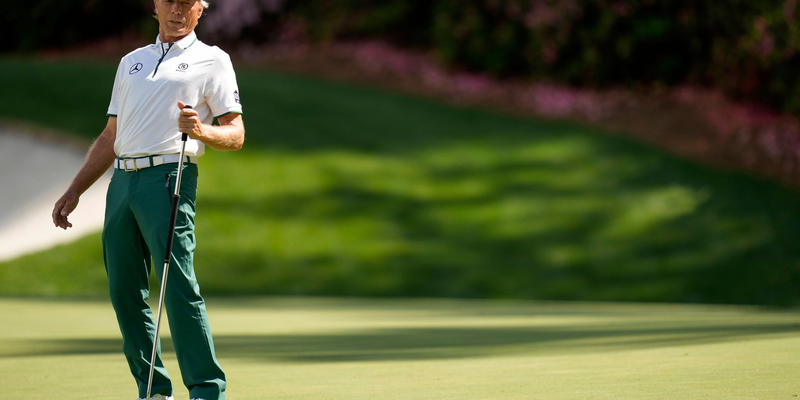 Golf-Routinier Bernhard Langer unterläuft in August ein folgenschwerer Patzer. - Foto: Julia Demaree Nikhinson/AP/dpa