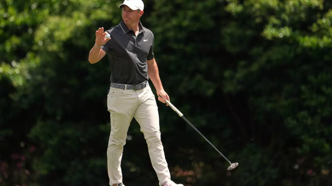 Justin Rose (l.) zwang den Champion am Schlusstag in ein Stechen. - Bild: Matt Slocum/AP/dpa