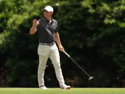 Justin Rose (l.) zwang den Champion am Schlusstag in ein Stechen. - Foto: Matt Slocum/AP/dpa