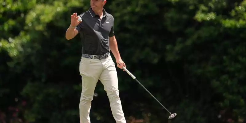 Justin Rose (l.) zwang den Champion am Schlusstag in ein Stechen. - Foto: Matt Slocum/AP/dpa