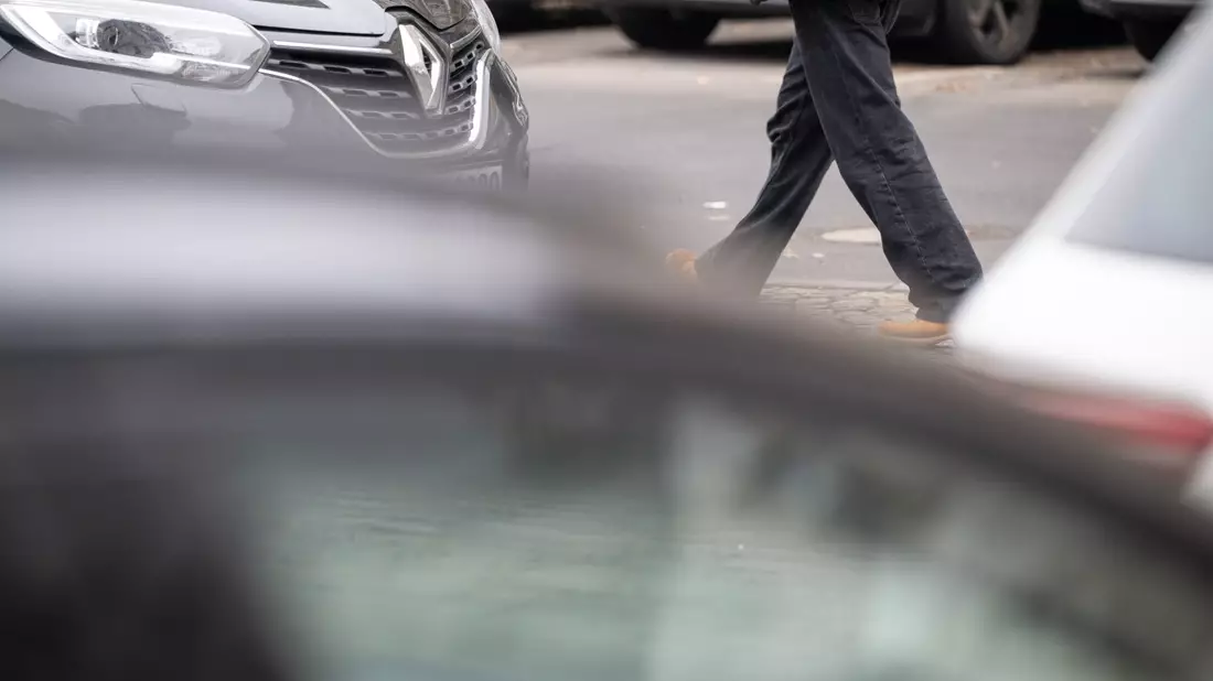 Besonders in Metropolen gingen die Menschen zuletzt häufiger zu Fuß und ließen das Auto öfter stehen. (Symbolbild) - Bild: Sebastian Gollnow/dpa