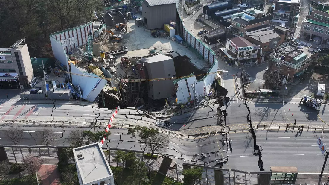 Vor dem Einsturz hatten Arbeiter Risse in Pfeilern entdeckt.   - Bild: Hong Ki-won/Yonhap via AP/dpa