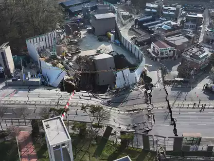 Vor dem Einsturz hatten Arbeiter Risse in Pfeilern entdeckt.   - Foto: Hong Ki-won/Yonhap via AP/dpa