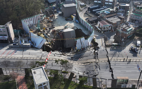 Vor dem Einsturz hatten Arbeiter Risse in Pfeilern entdeckt.   - Foto: Hong Ki-won/Yonhap via AP/dpa