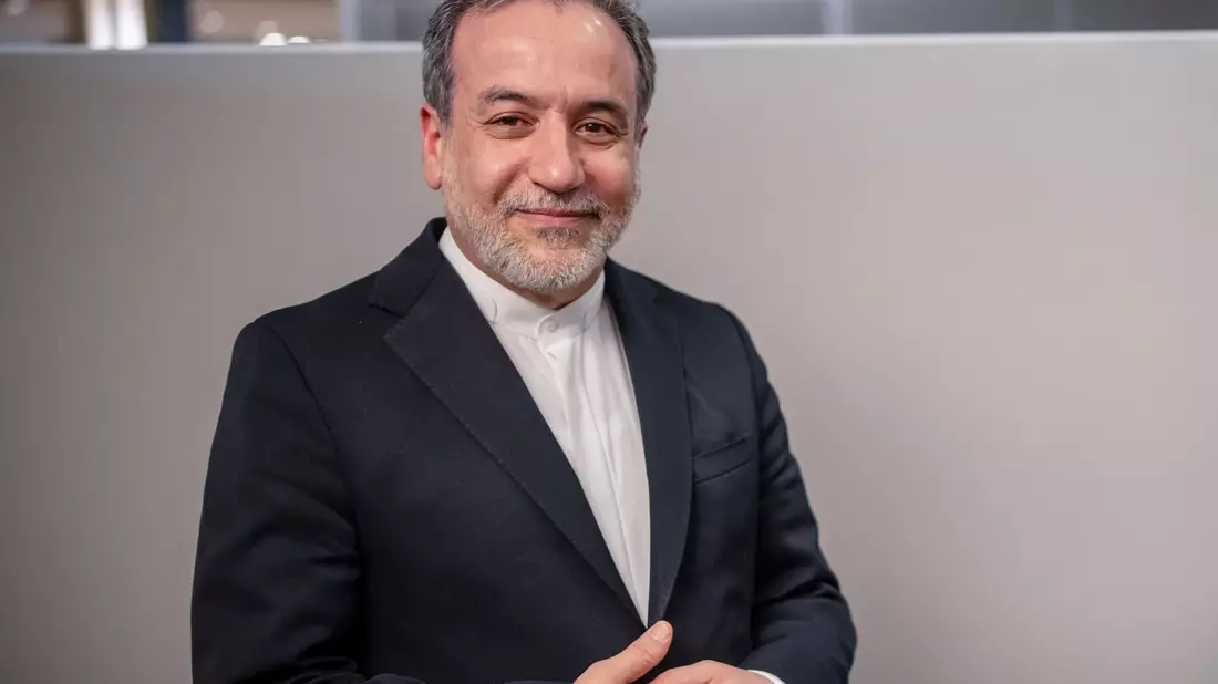 Der iranische Außenminister Abbas Araghtschi ist zu Atomverhandlungen mit den USA in der Hauptstadt des Oman eingetroffen. (Archivbild) - Bild: Michael Kappeler/dpa