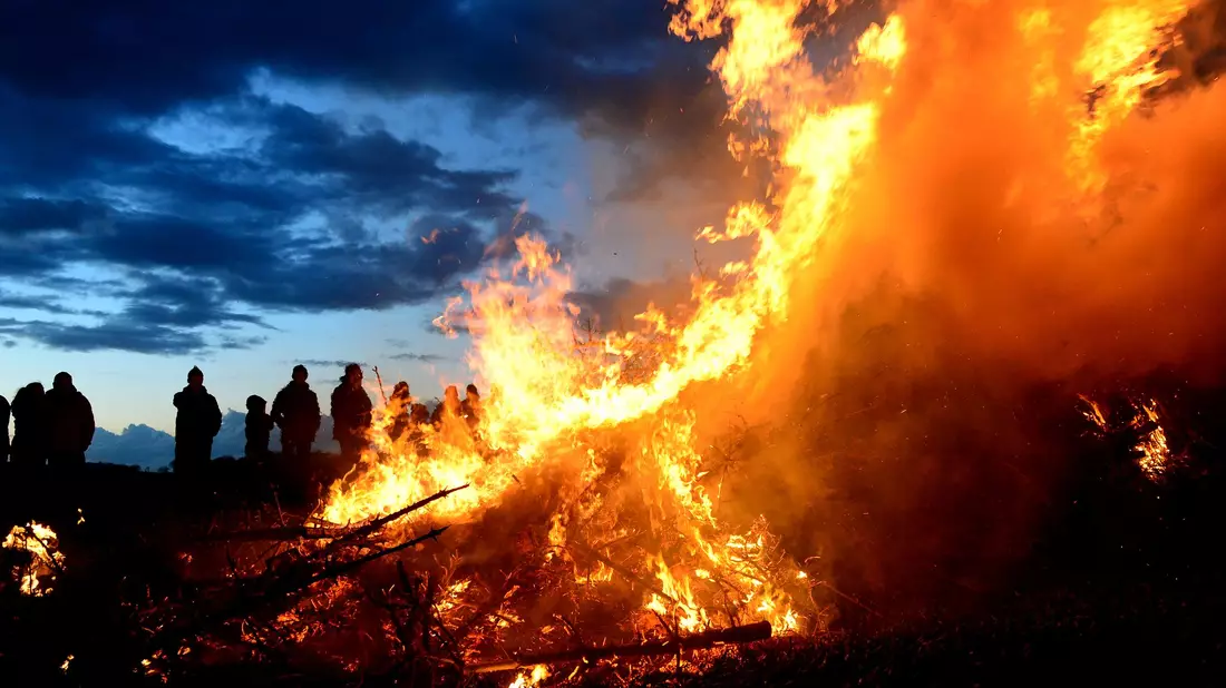 Wegen der Trockenheit steht noch nicht überall fest, ob Osterfeuer abgebrannt werden können. (Archivfoto) - Bild: Maurizio Gambarini/dpa