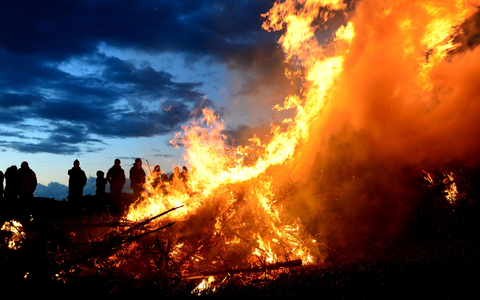 Wegen der Trockenheit steht noch nicht überall fest, ob Osterfeuer abgebrannt werden können. (Archivfoto) - Foto: Maurizio Gambarini/dpa