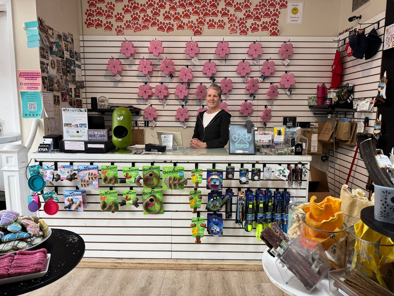 Viele Produkte im Sortiment hier stammen aus China. - Foto: Luzia Geier/dpa