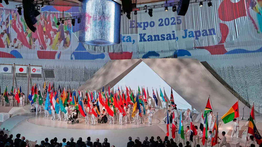 Auch Japans Kaiser Akihito nahm an der Eröffnungsfeier für die Expo teil.  - Bild: Hiro Komae/AP/dpa