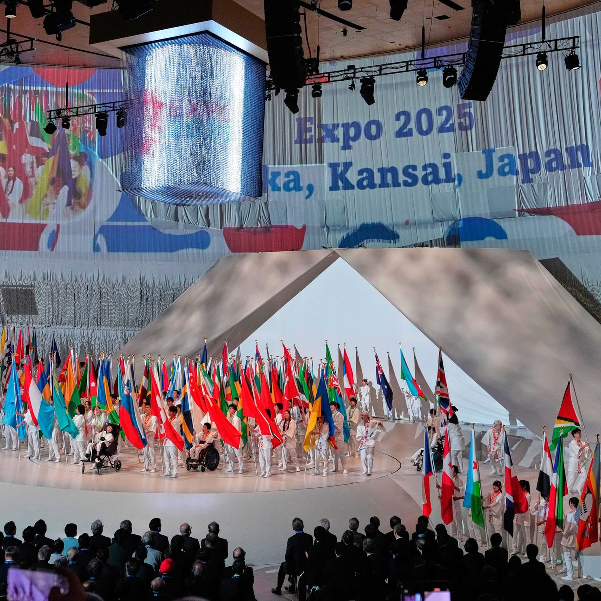 Zur Eröffnungszeremonie kam auch Japans Kaiser.  - Foto: Hiro Komae/AP/dpa