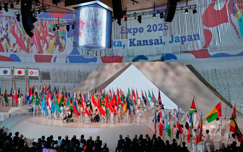 Zur Eröffnungszeremonie kam auch Japans Kaiser.  - Foto: Hiro Komae/AP/dpa