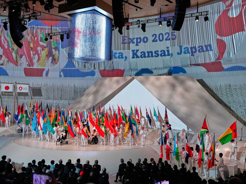 Zur Eröffnungszeremonie kam auch Japans Kaiser.  - Foto: Hiro Komae/AP/dpa