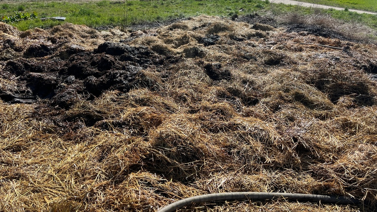 POL-PILEK: Heuballenbrand - Foto: presseportal.de