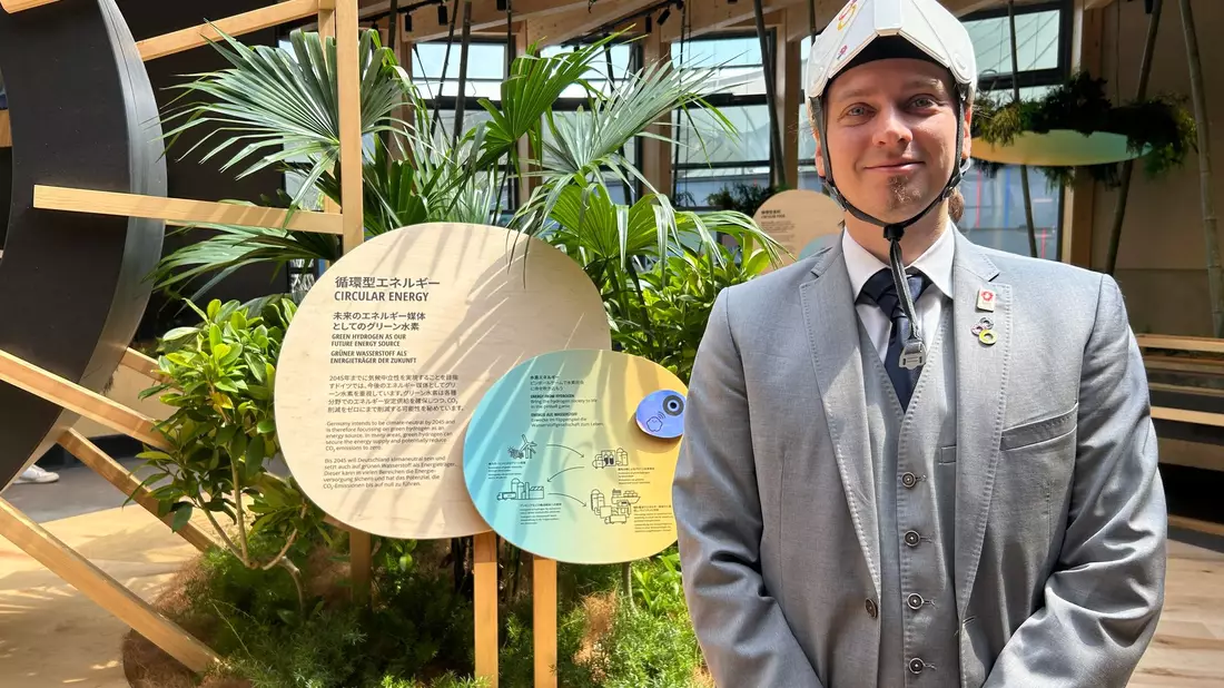 Der deutsche Pavillon - im Bild Christopher Hecker, der Direktor des Pavillons - dreht sich rund um das Thema Kreislaufwirtschaft und Nachhaltigkeit. - Bild: Lars Nicolaysen/dpa