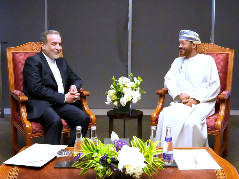 Der iranische Außenminister Abbas Araghtschi (links) ist zu Atomverhandlungen mit den USA in die Hauptstadt des Oman gereist. - Foto: Uncredited/Iranian Foreign Ministry/AP/dpa