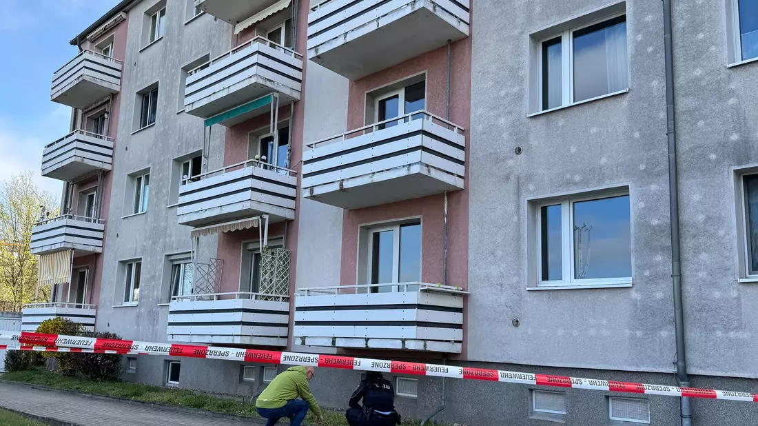 Die Polizei Magdeburg ermittelt, nachdem eine Frau und ein Kind beim Sturz von einem Balkon schwer verletzt worden sind.  - Bild: Thomas Schulz/TNN/dpa